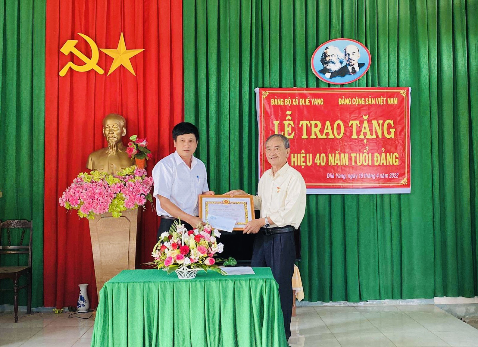 Lễ trao huy hiệu 40 năm tuổi đảng